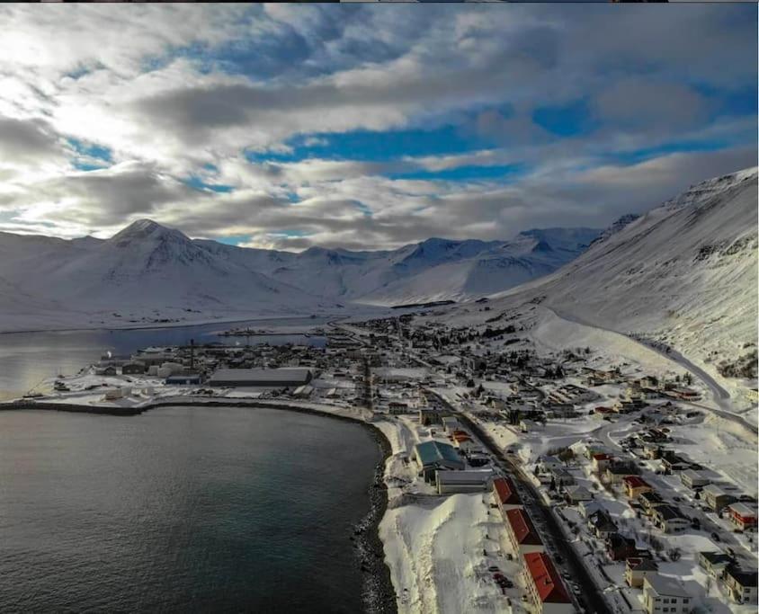 Scenic Penthouse - Ocean View & Skylight Windows Apartment Siglufjordur Exterior foto