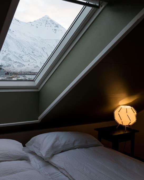 Scenic Penthouse - Ocean View & Skylight Windows Apartment Siglufjordur Exterior foto